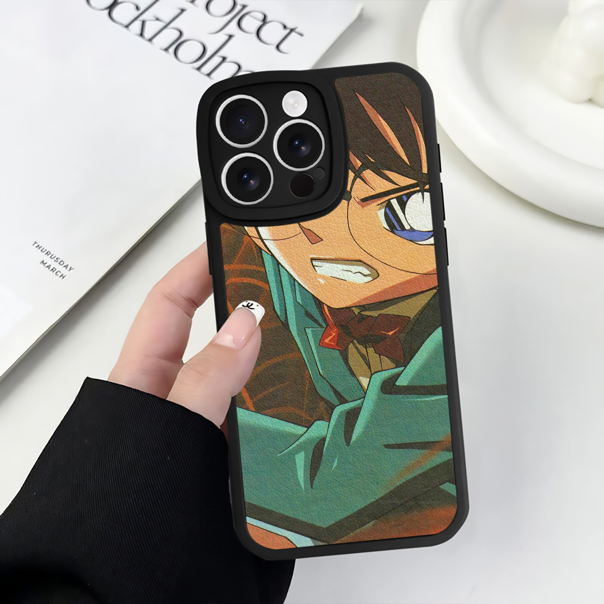 （画像用） 名探偵コナン Detective Conan 【iPhone 16シリーズ対応】シリコンスマホケース（レザー調） 材質：シリコン